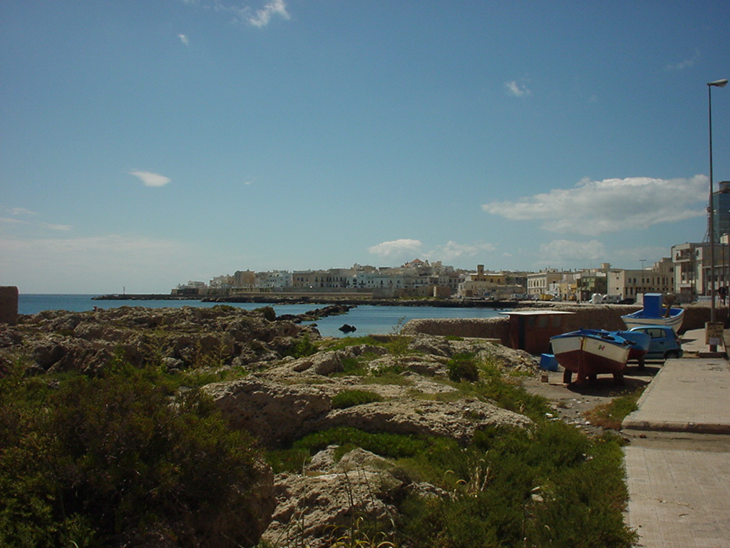 a circular city at the end of a narrow peninsula