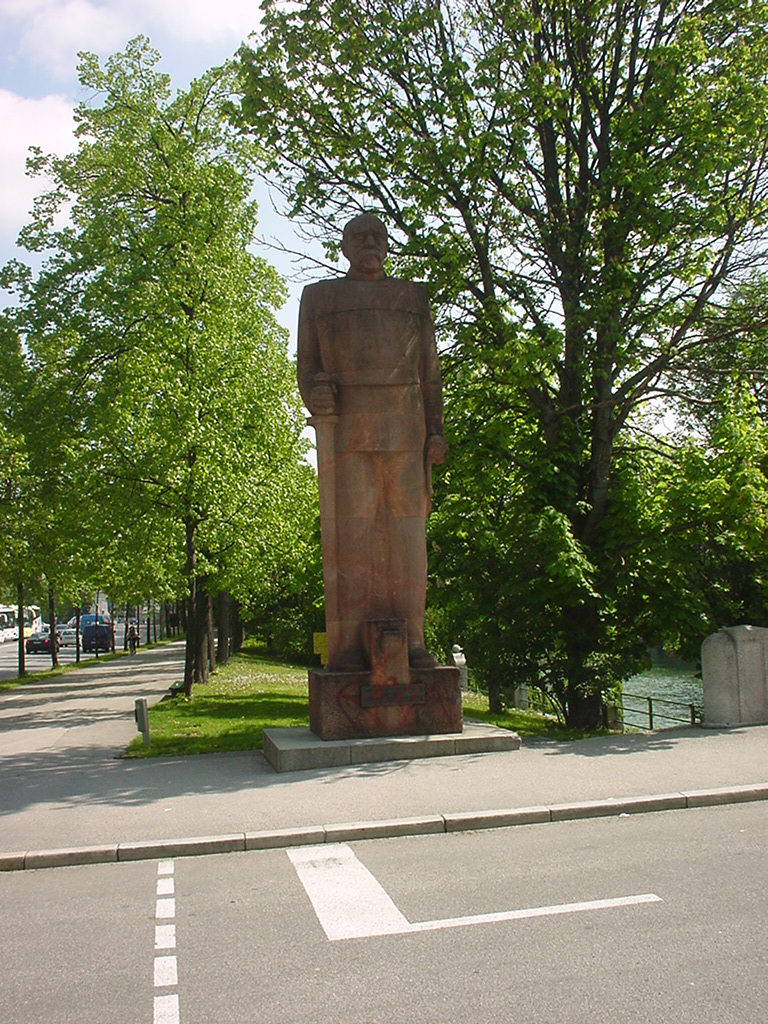 hanging out in front of bridge to deutsches museum